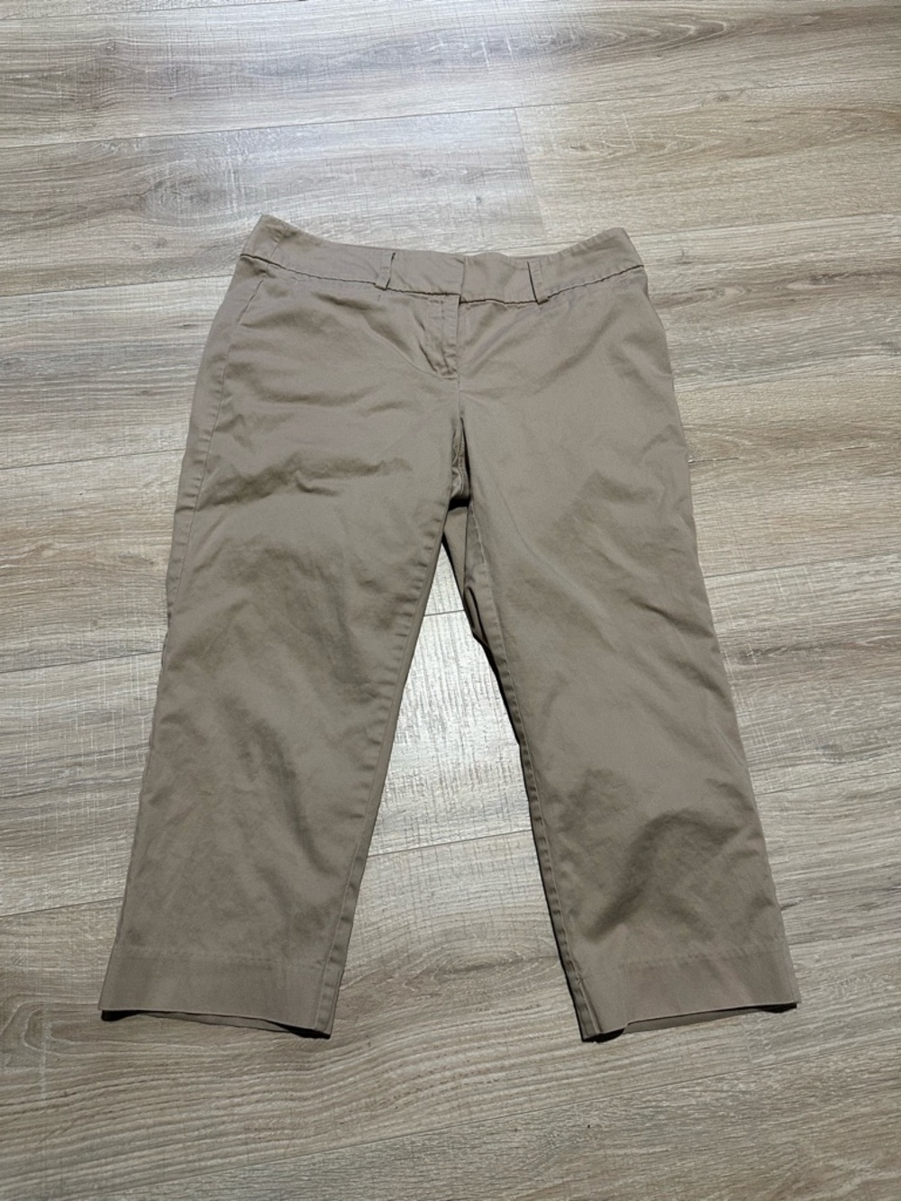 Woman’s Classic Capri khakis Pants